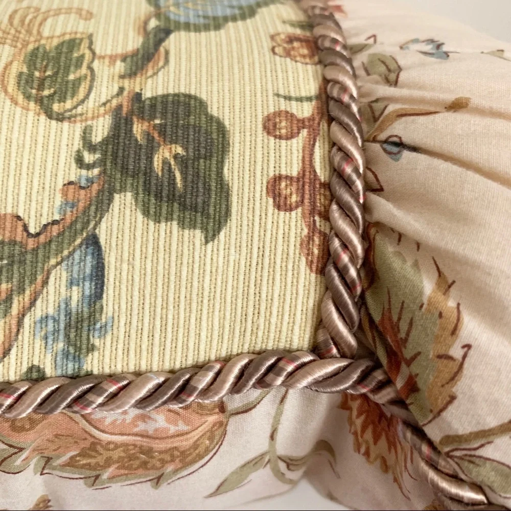 Floral cushion rope trim